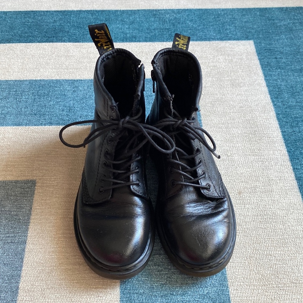 Dr. Martens Unisex Size 2